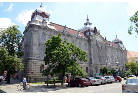 PE (NE)NUMĂRATE. Cartea Funciară arată că în 1899-1900 Ordinul Mizericordian a deţinut o clădire cu două etaje spre strada Principală (Republicii) şi cu un singur etaj spre str. Sztaroveszki (Magheru). După cum se vede cu ochiul liber, fosta Policlinică Mare are însă două etaje pe ambele străzi. Detaliul n-a stârnit totuşi nicio nedumerire Comisiei, care a retrocedat-o în ciuda diferenţei dintre acte şi realitate